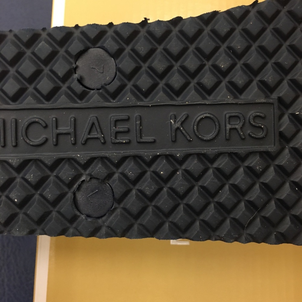 💙Michael Kors Navy Thong Flips💙🩴🩴 - Picture 5 of 5